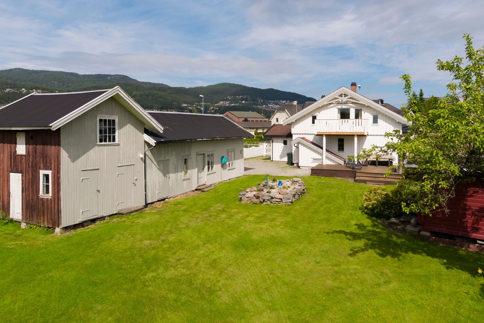 Uteområdet har godt med boltreplass for store og små. Galleribilde