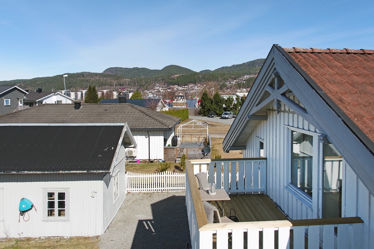 Det ene soverommet har utgang til veranda. Galleribilde