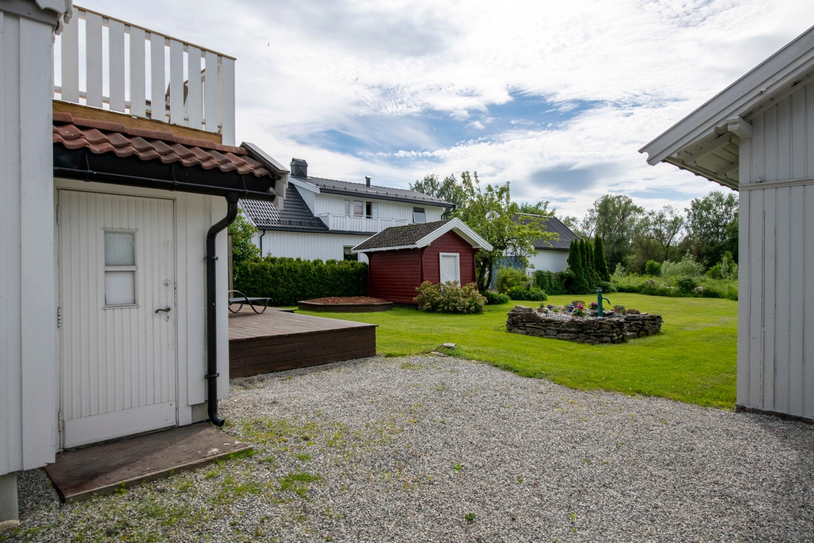 Utvendig dør ned til kjeller. Galleribilde