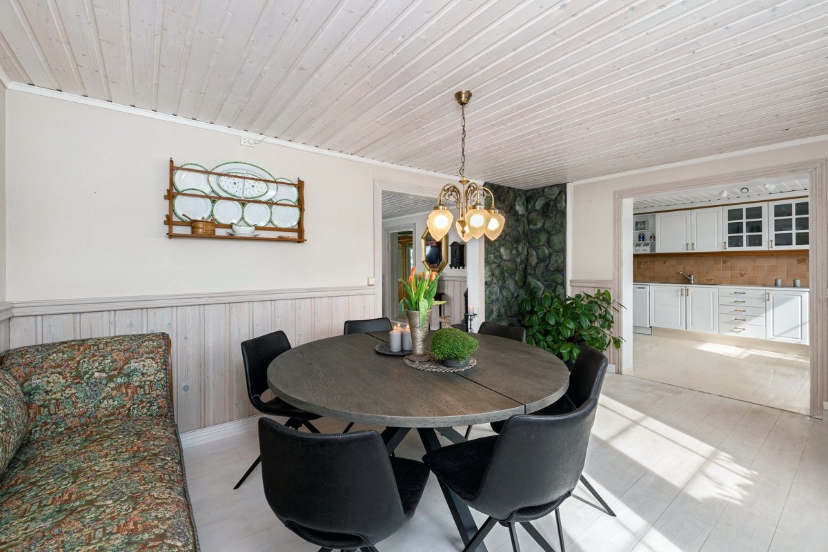 Fra spisestuen er det en delvis åpen løsning inn til kjøkkenet. Galleribilde