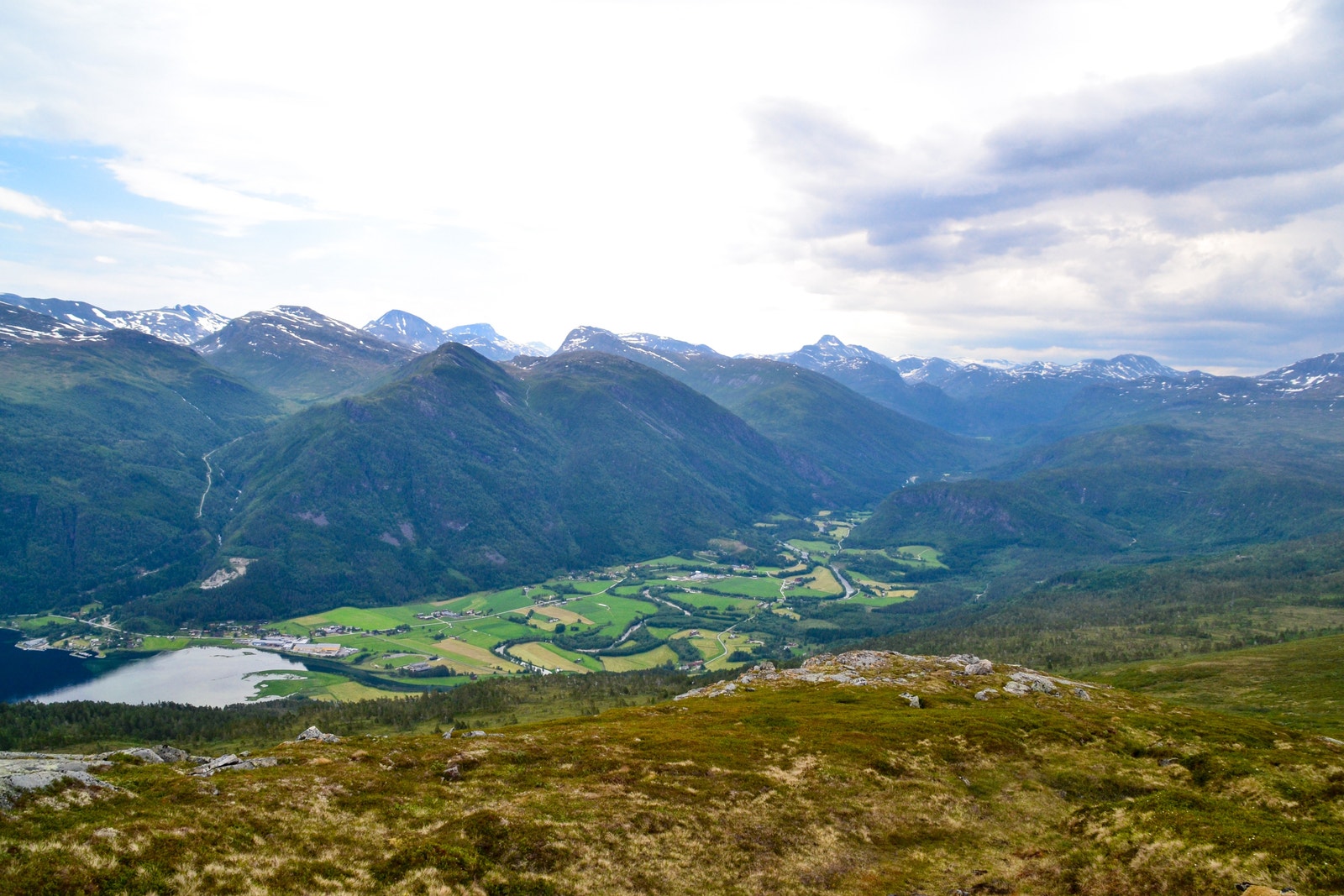 Rundt fjorden finner man fjella i Trollheimen Galleribilde