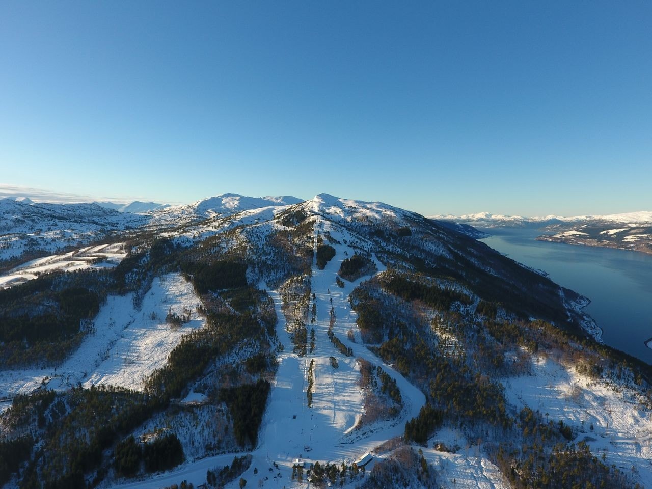 Surnadal Alpinsenter ligger 20 min fra Brennesset. Alpinsenteret har et av de lengste skitrekkene i landet. Galleribilde