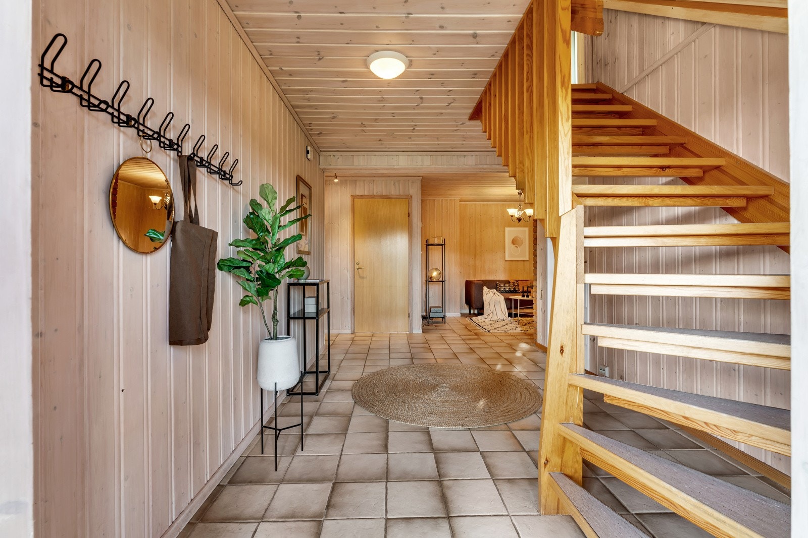 Hall med videre adkomst til kjellerstue, wc, bad, kjøkken og to soverom Galleribilde