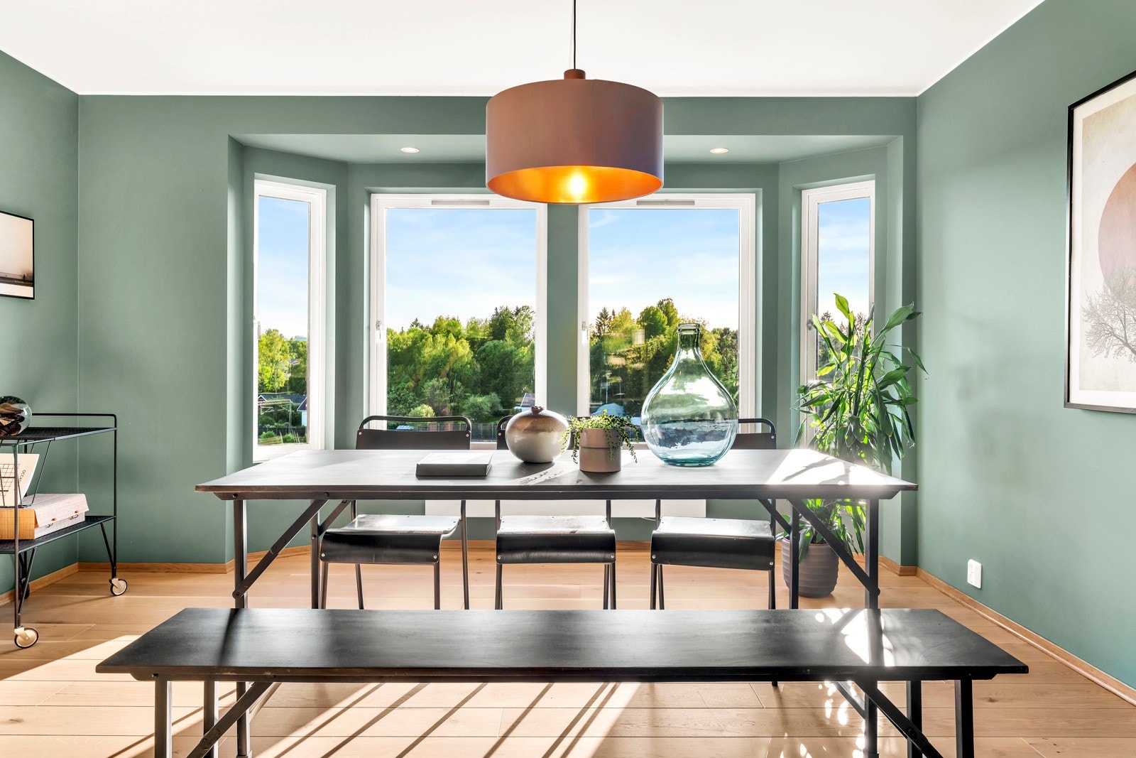 Spisestuen er pent plassert med store vinduer og utsikt Galleribilde