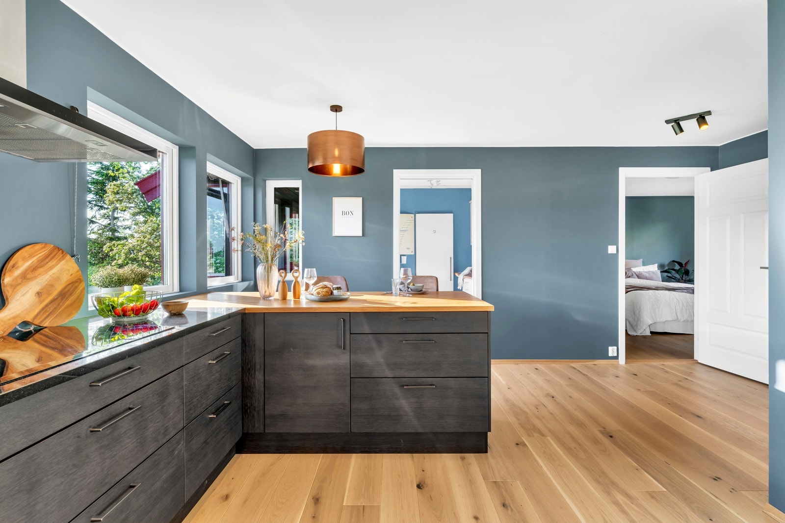 Fra kjøkkenet er det videre adkomst til vaskerom/kjølerom og master avdeling Galleribilde