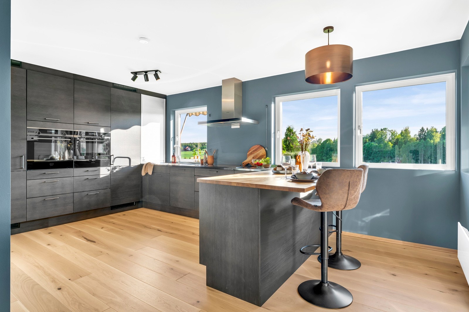 Nyere Sigdal kjøkken med granitt benkeplate Galleribilde