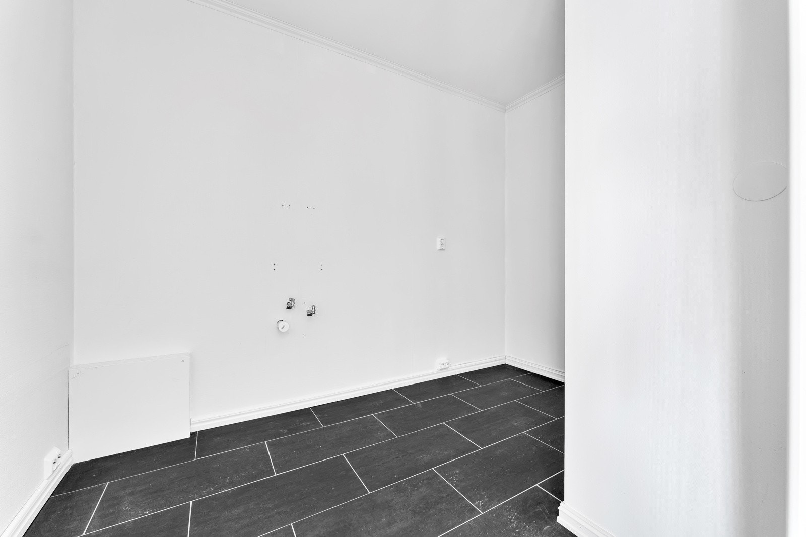 Rom for kjøkken der vann og avløp ligger klart i veggen Galleribilde