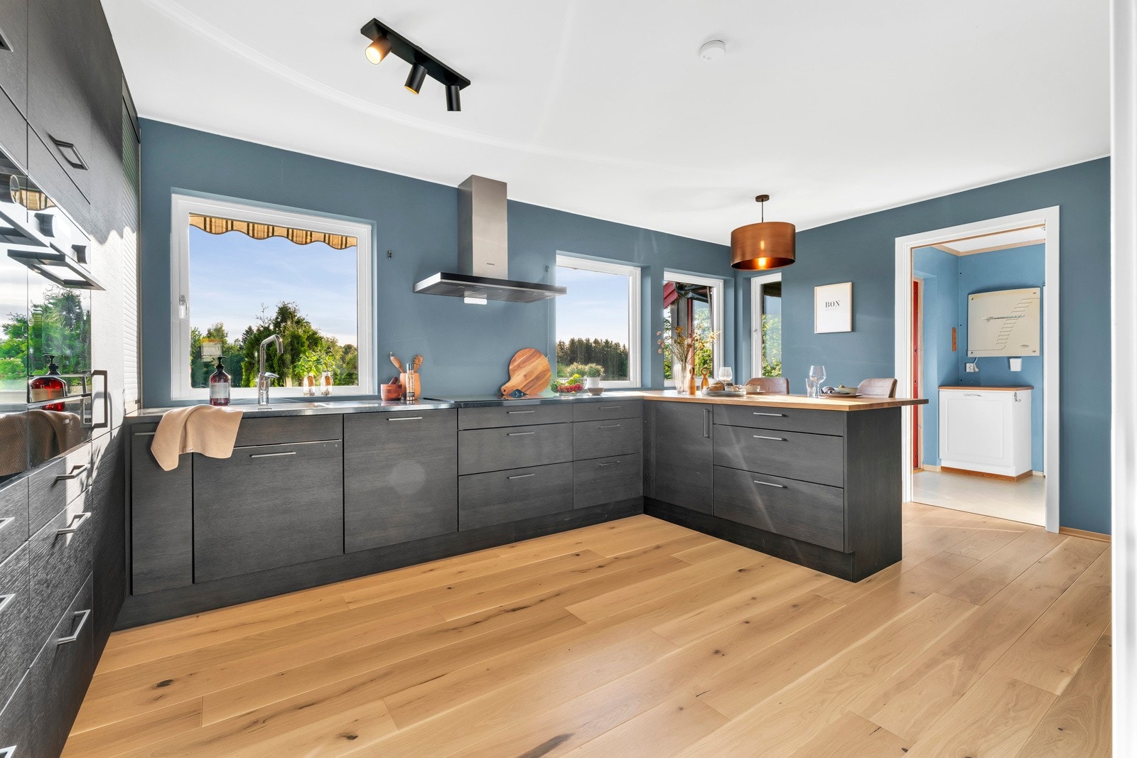 Det er fulle kjøl- og fryseskap, og videre integrerte hvitevarer som komfyr, mikrobølgeovn med dampfunksjon og varmeskap, samt oppvaskmaskin og 80 cm bred induksjon platetopp Galleribilde