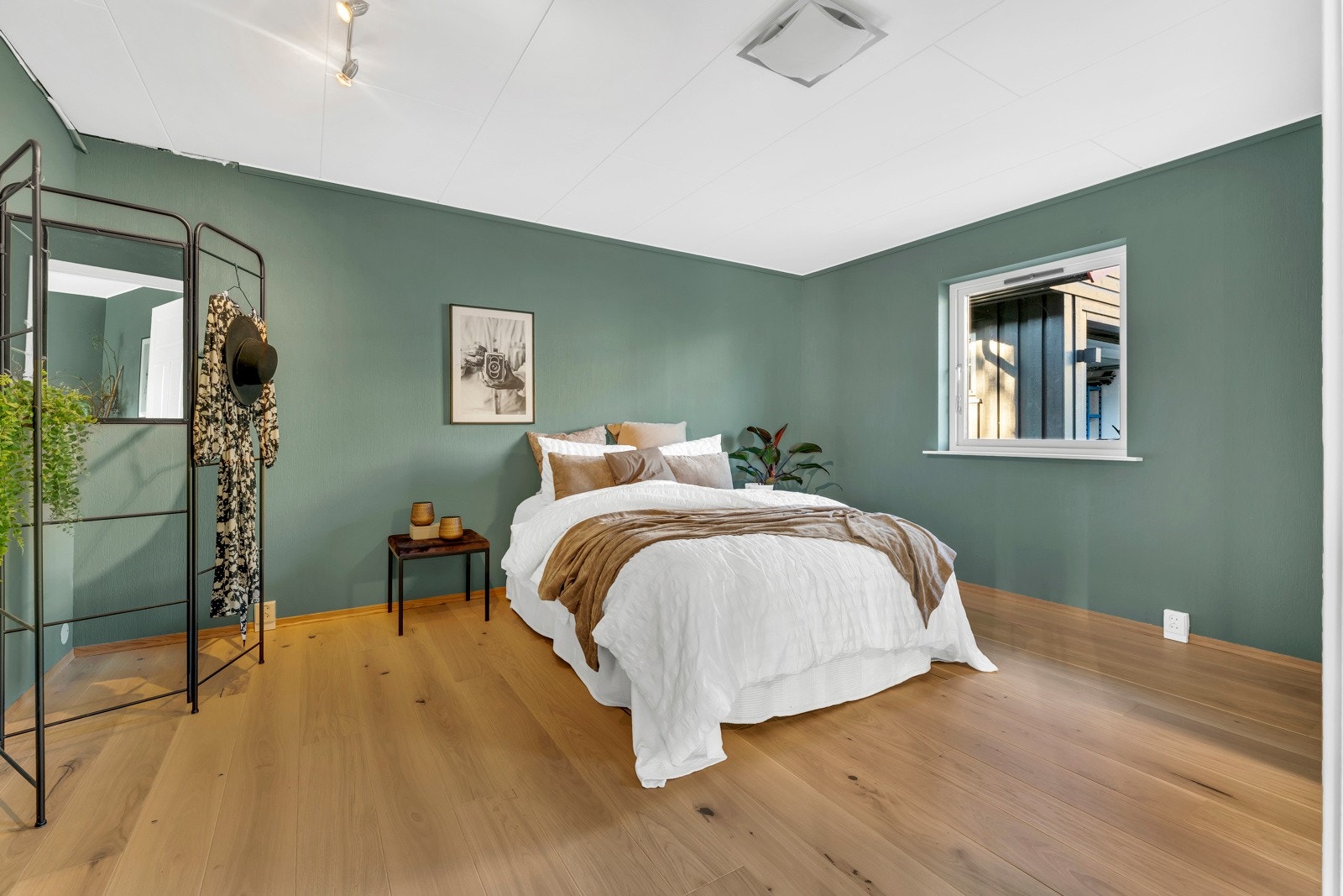 Romslig hovedsoverom med god plass for garderobe Galleribilde