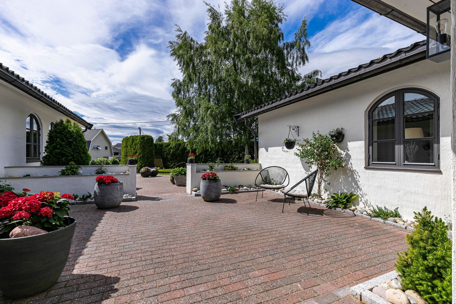 På fremsiden av huset er det en lun uteplass. Galleribilde