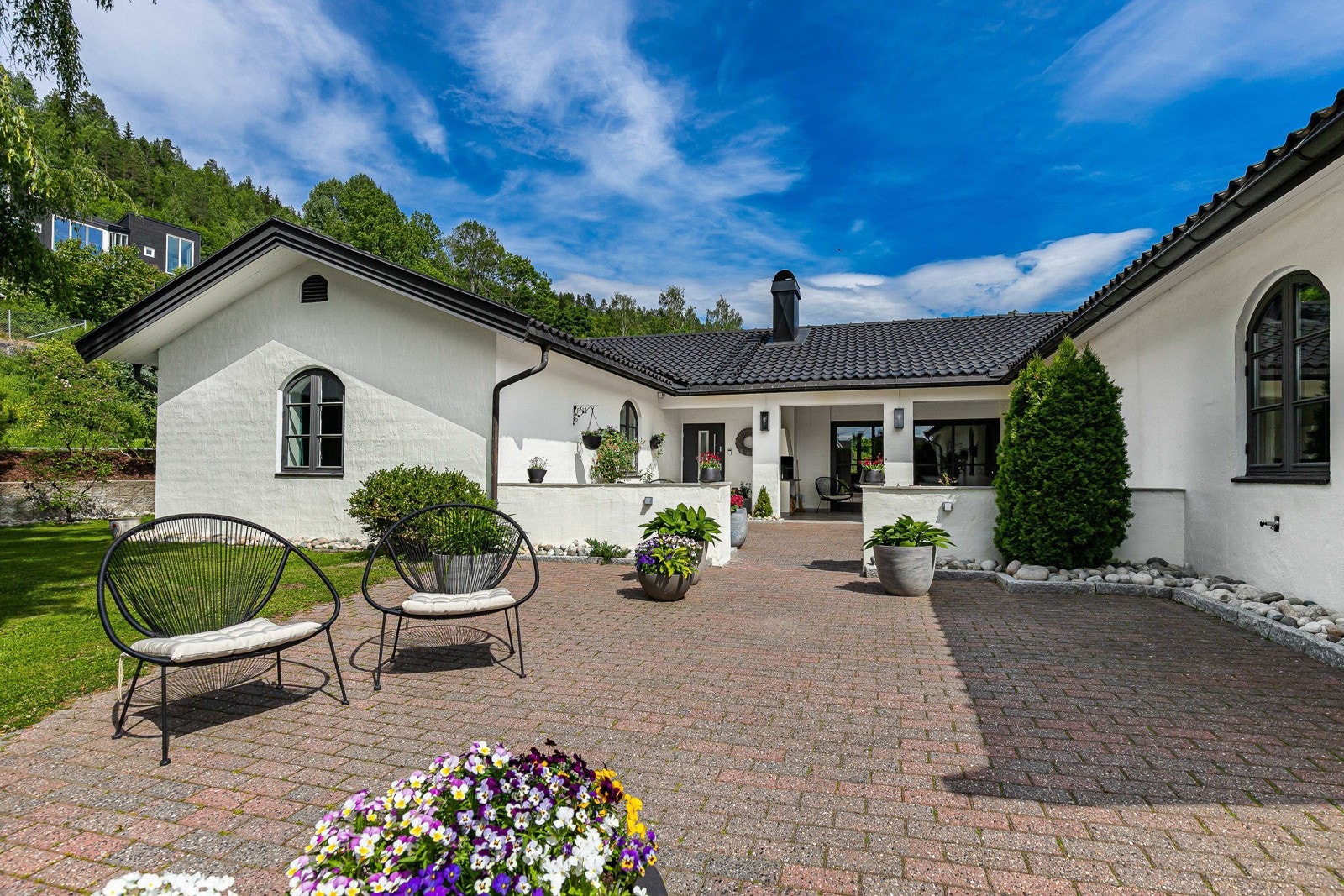 Uteplassen ved inngangspartiet er overbygd. Galleribilde