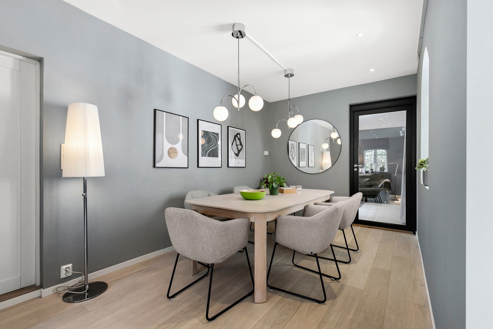 Stuen har god plass for både sofagruppe og stort spisestuebord. Galleribilde