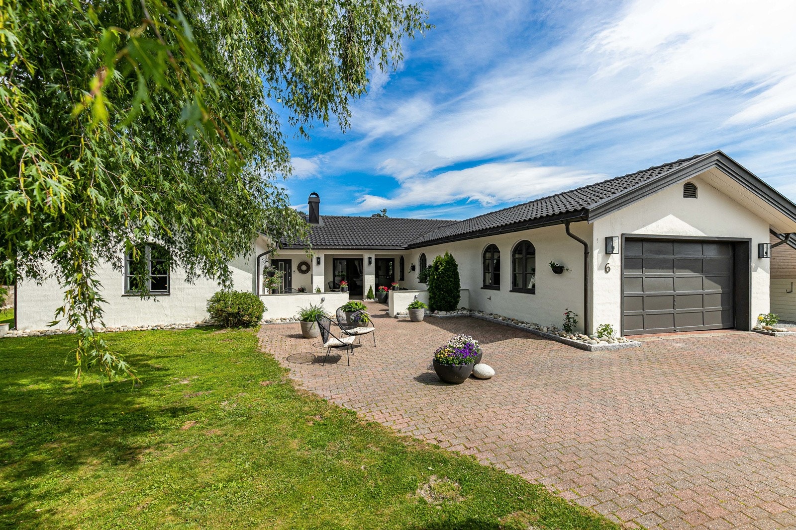 Lekker og betydelig oppgradert murvilla med alt på ett plan - Dobbelgarasje og carport - Stor terrasse med jacuzzi! Galleribilde