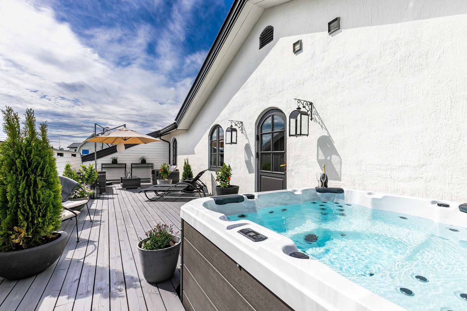 I hagen er det også en jacuzzi hvor man kan nyte et deilig bad. Galleribilde