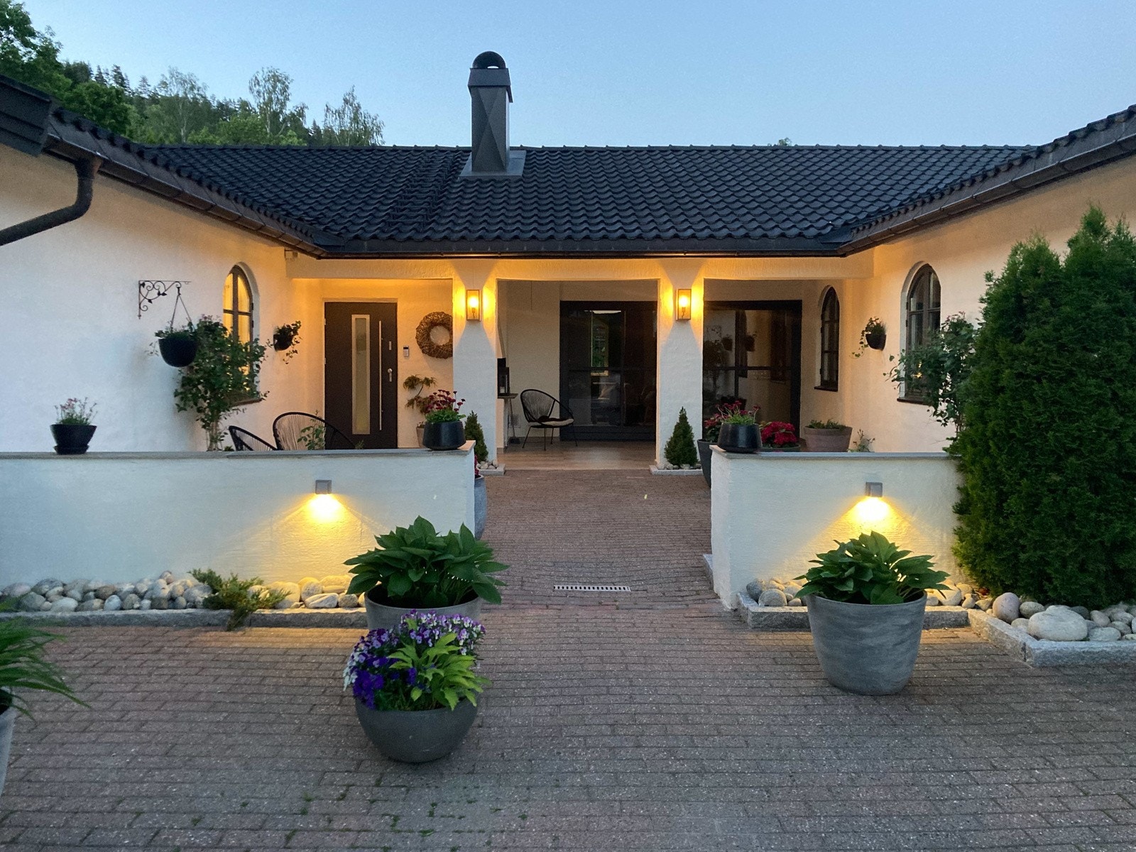 Selve inngangspartiet har et stilfullt preg med hvite mursøyler. Galleribilde