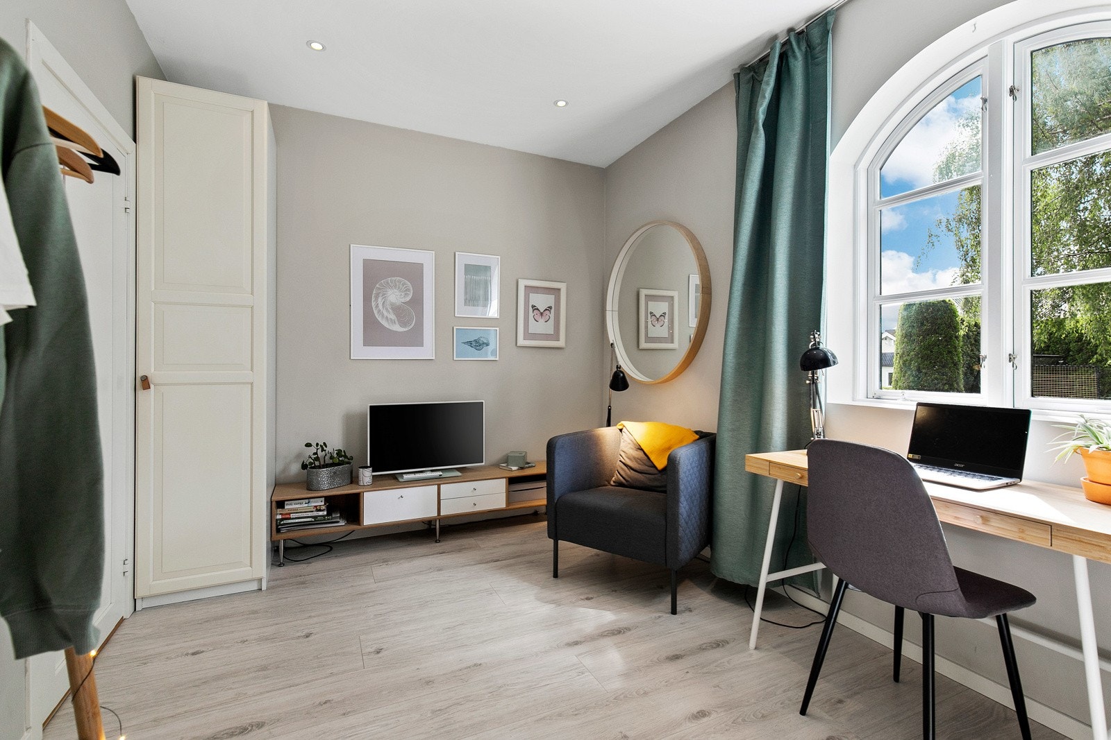 Samtlige soverom er delikat innredet med nyere laminatgulv, og ellers lune fargevalg. Galleribilde