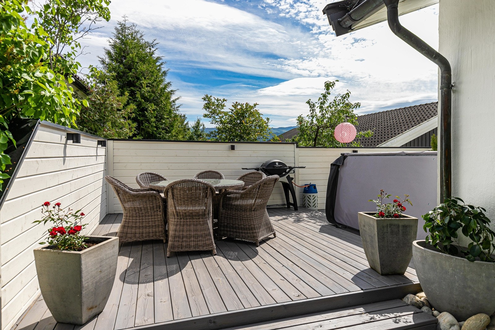 I hagen er det etablert en stor terrasseplatting på hele 65 kvm. Galleribilde