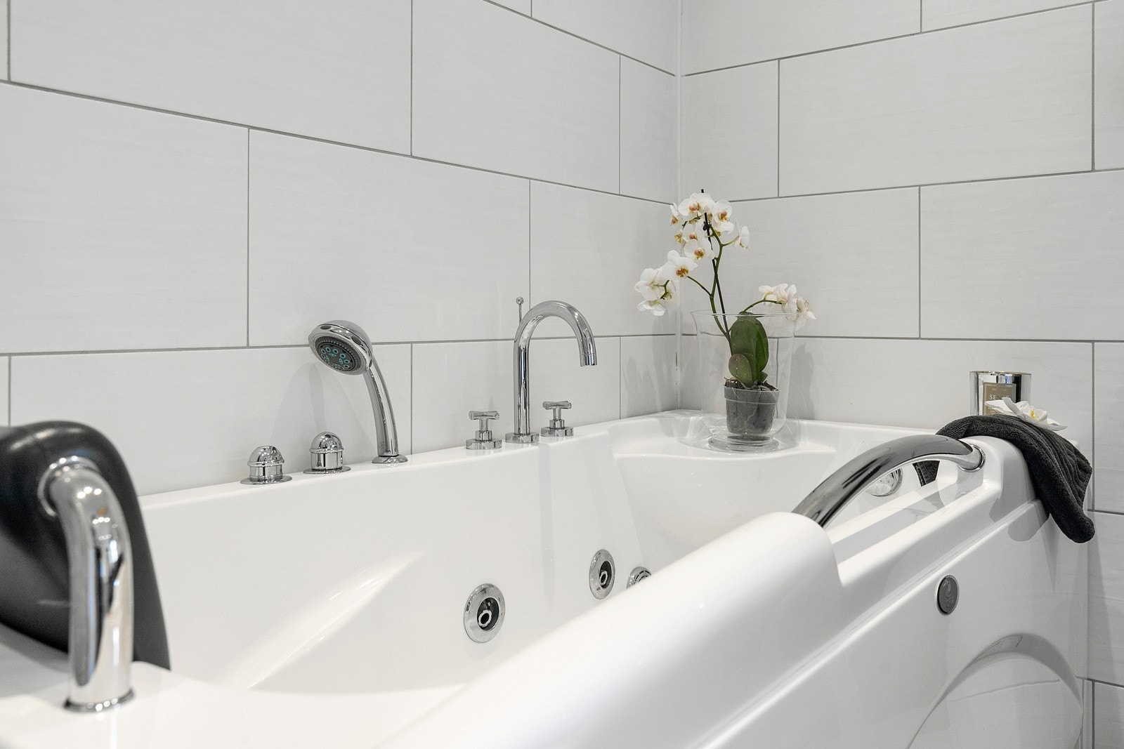 På badet er det et nyere boblebadekar. Galleribilde