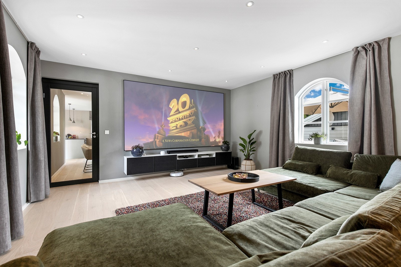 Innenfor spisestuen finner en stue som per tid innredet som hjemmekino. Rommet var tidligere en bod, endringer som dette er søknadspliktig og rommet er derfor ikke godkjent for varig opphold i dag. Galleribilde