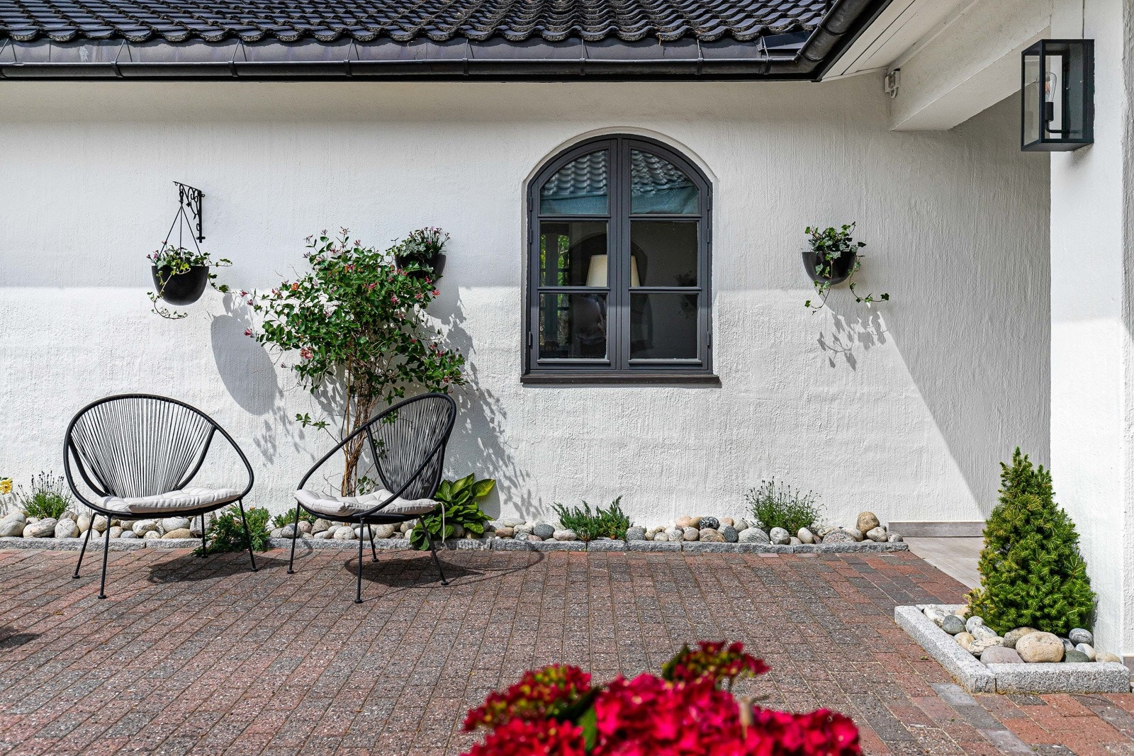 Inngangspartiet er steinlagt og velholdt. Galleribilde