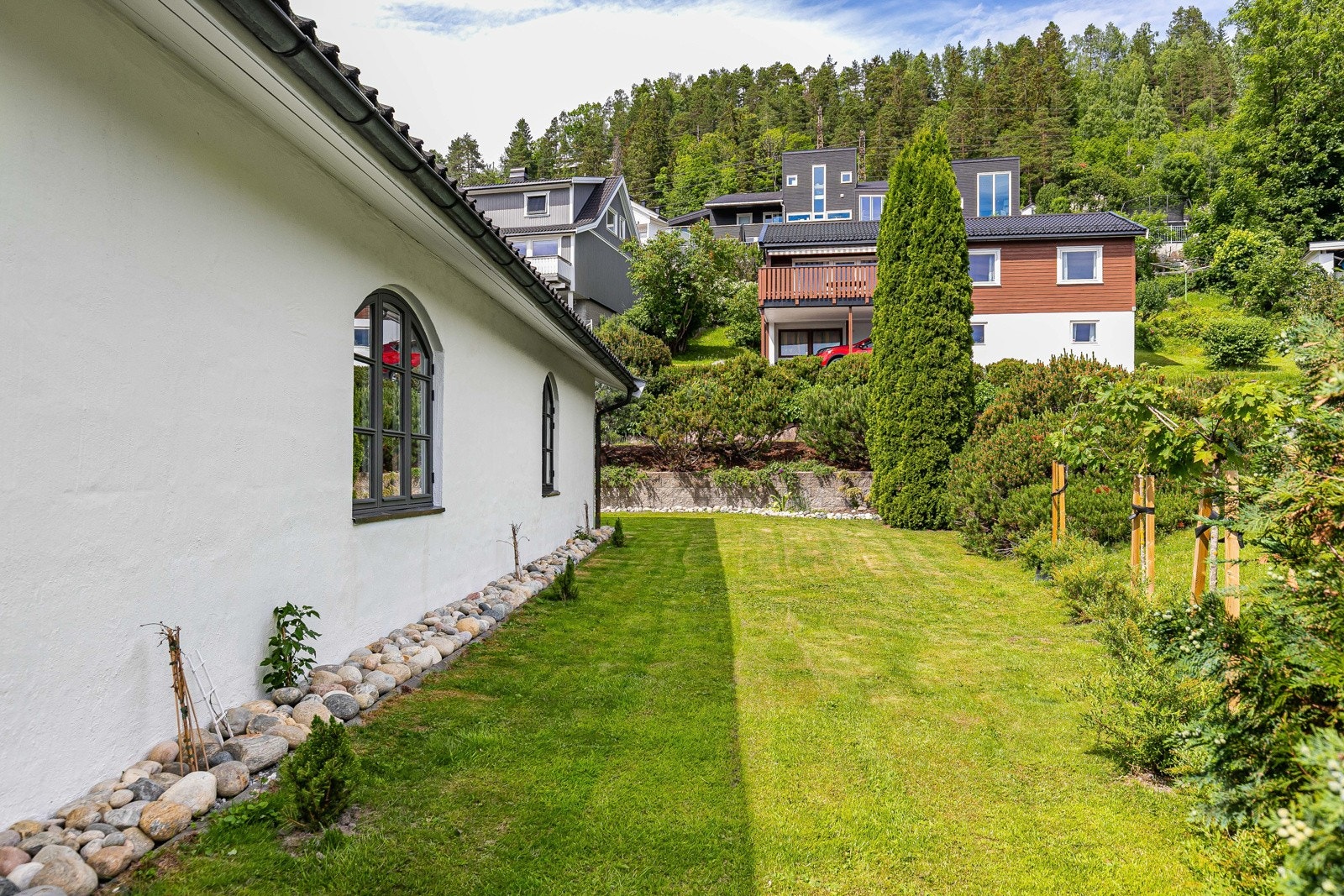 Tomten på 972,5 kvm er flat og meget pent opparbeidet. Galleribilde