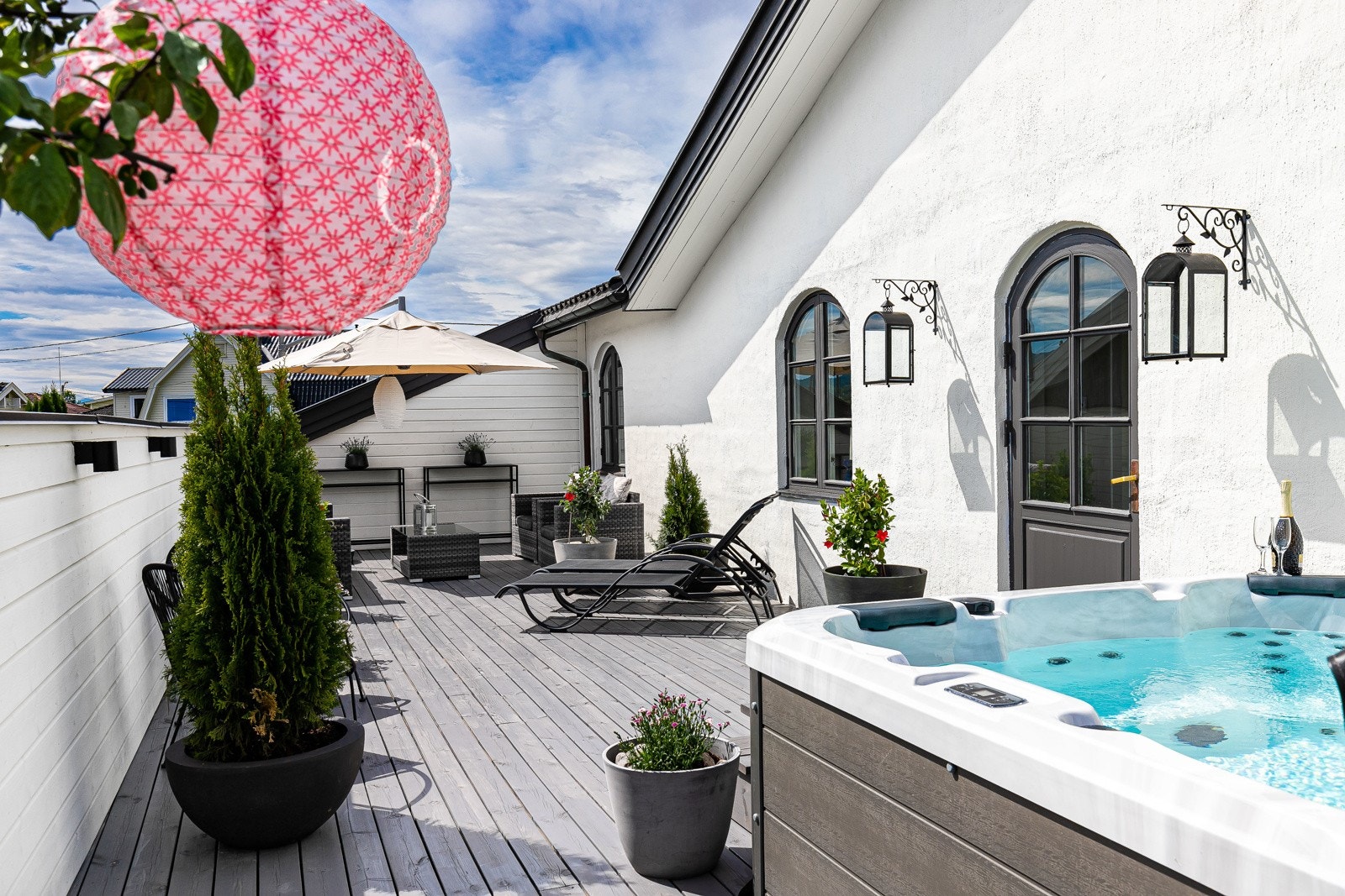 I hagen er det etablert en stor terrasseplatting på hele 65 kvm. Galleribilde