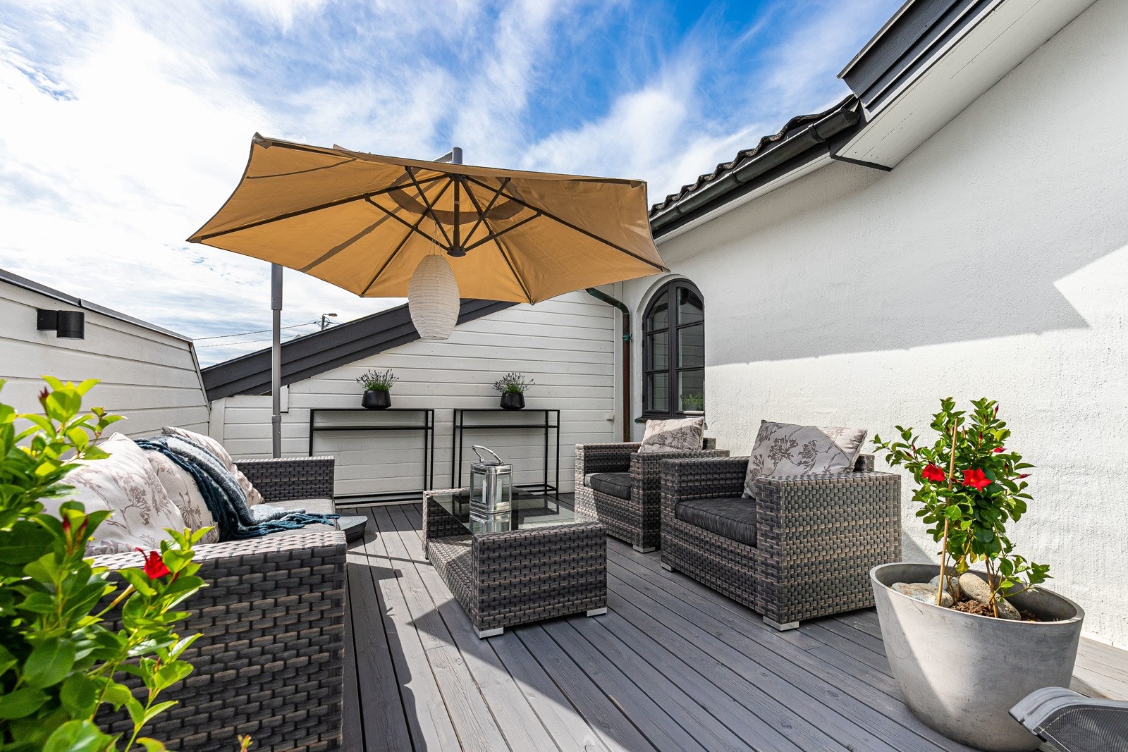 Terrasseplattingen er nybeiset, mens selve huset sist ble malt i 2018. Galleribilde