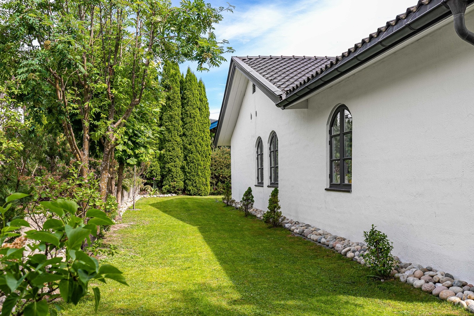 Det siste året har det også blitt lagt rullestein langs hele huset. Galleribilde