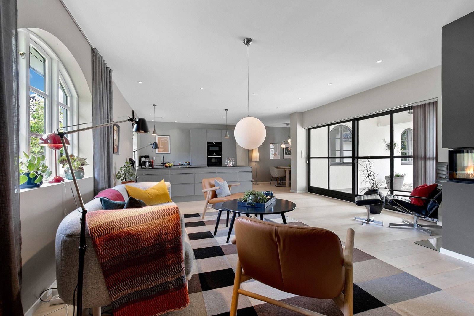 Stuen har god plass for både sofagruppe og stort spisestuebord. Galleribilde