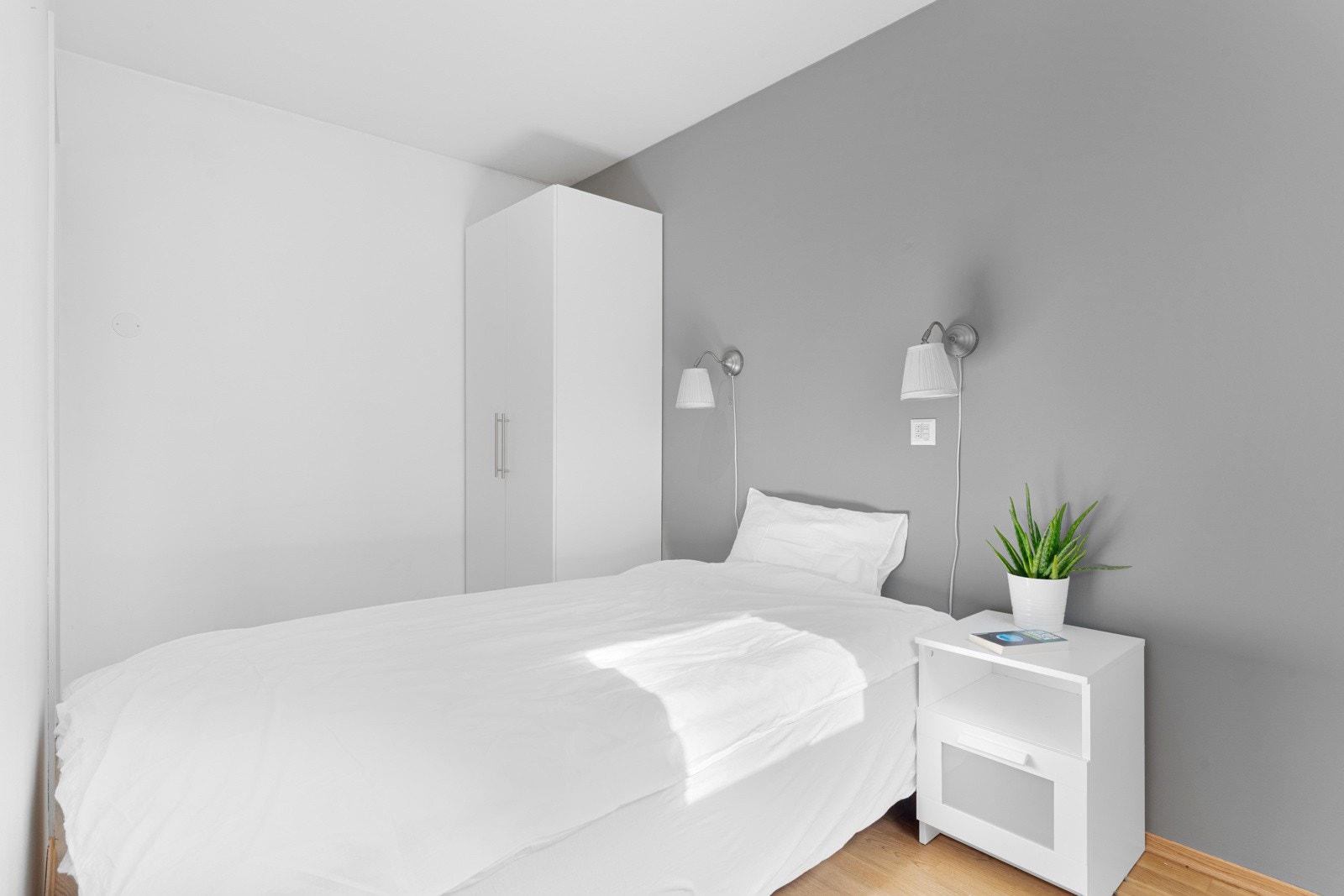 Soverommet er nymalt i 2021 og er på 7,5 kvm med god plass til dobbeltseng og tilhørende møblement Galleribilde