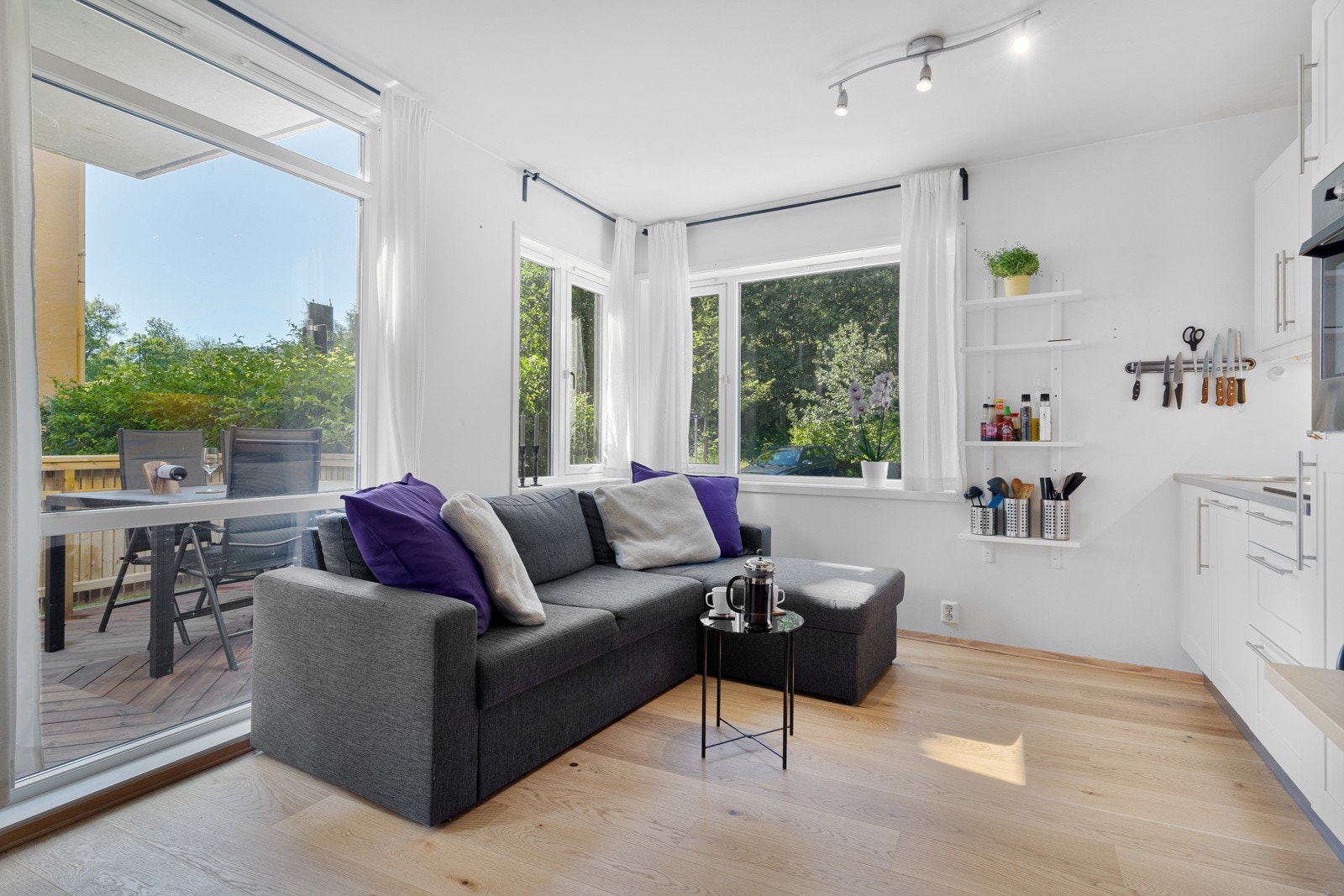 Her får du en praktisk åpen stue- og kjøkkenløsning på 16,5 kvm Galleribilde