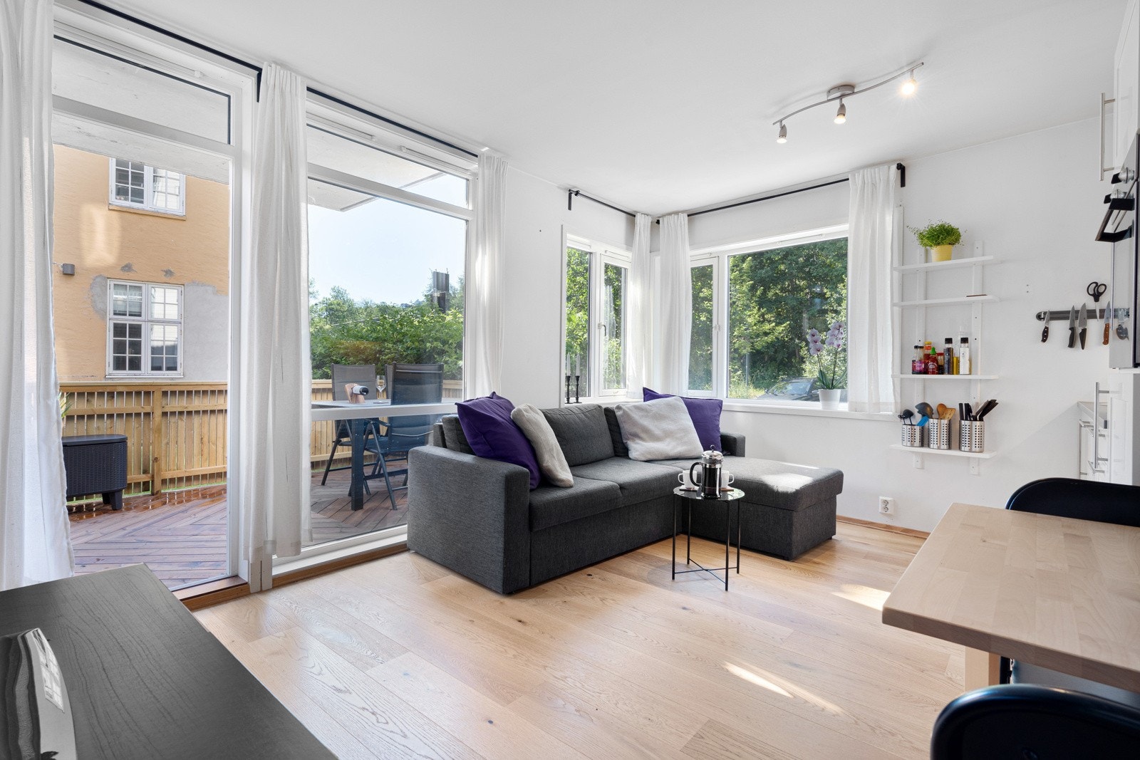 Leiligheten har hjørnebeliggenhet, som bidrar til ekstra vindusflater Galleribilde