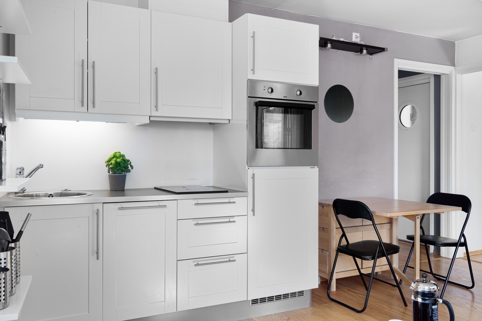 Lekkert og moderne kjøkken som har godt med skap- og benkeplass Galleribilde