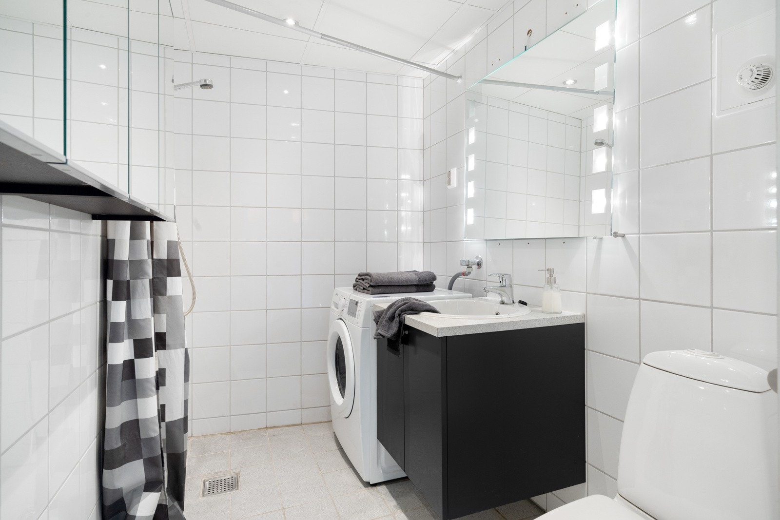 Flott flislagt bad på 3,5 kvm med varmekabler i gulv og opplegg for vaskemaskin Galleribilde