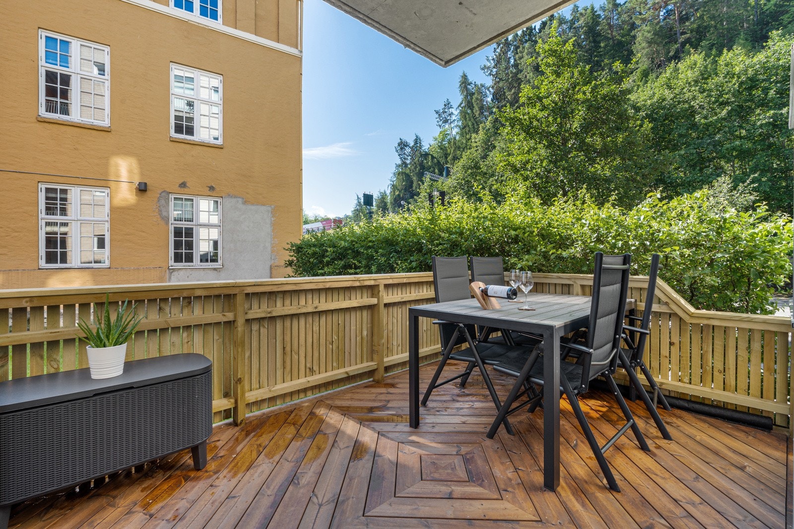 Fra stuen har du direkte utgang til en delvis overbygd markterrasse på 8 kvm Galleribilde