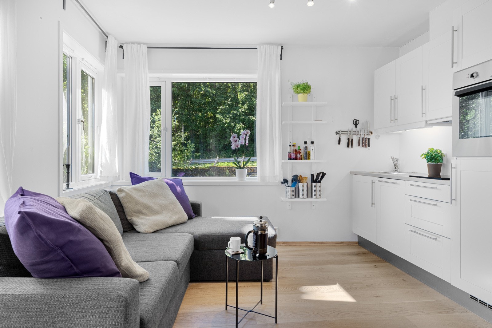 De store vindusflatene setter et lyst og luftig preg Galleribilde