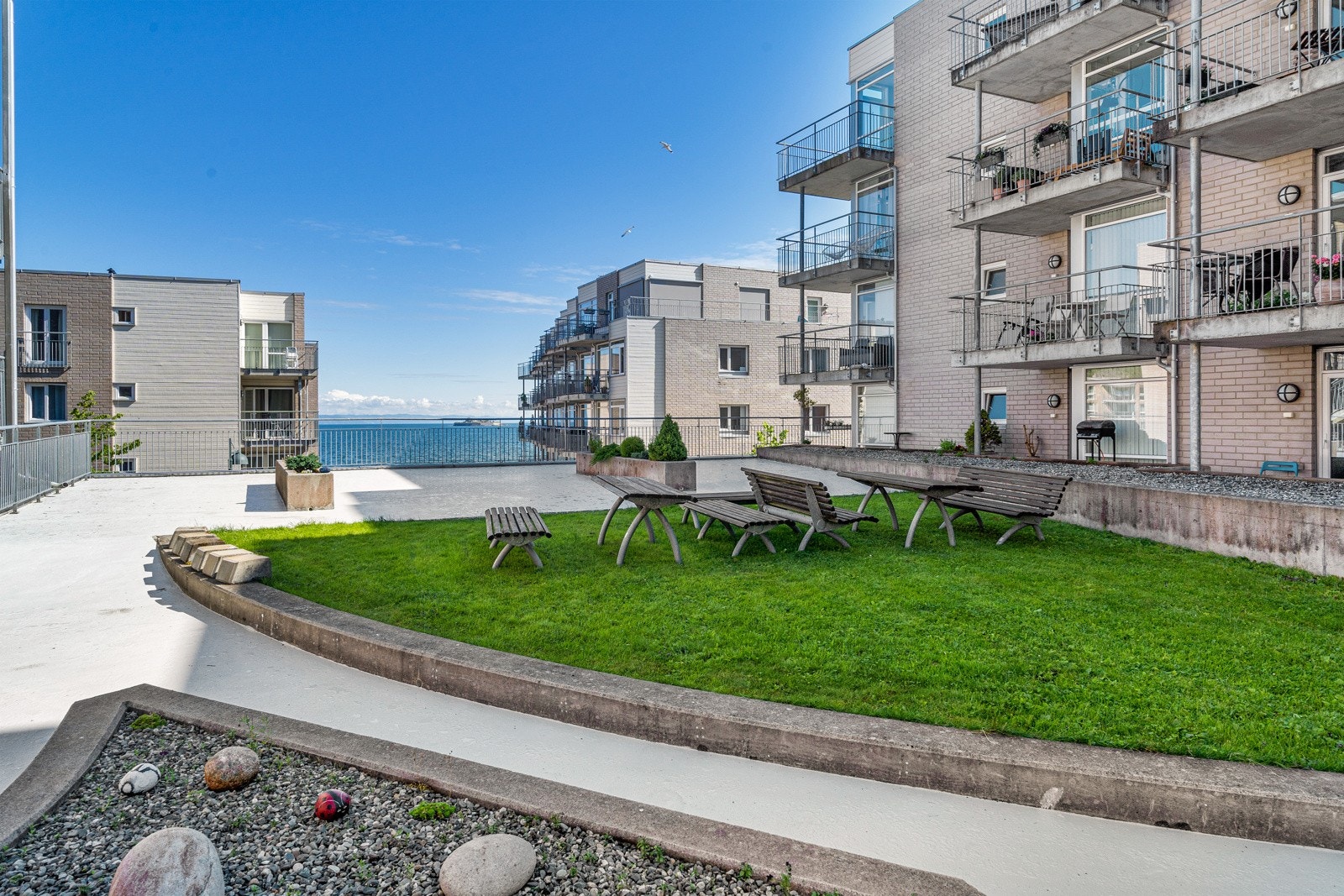 Borettslagets uteområder er pent opparbeidet med fine grøntområder Galleribilde