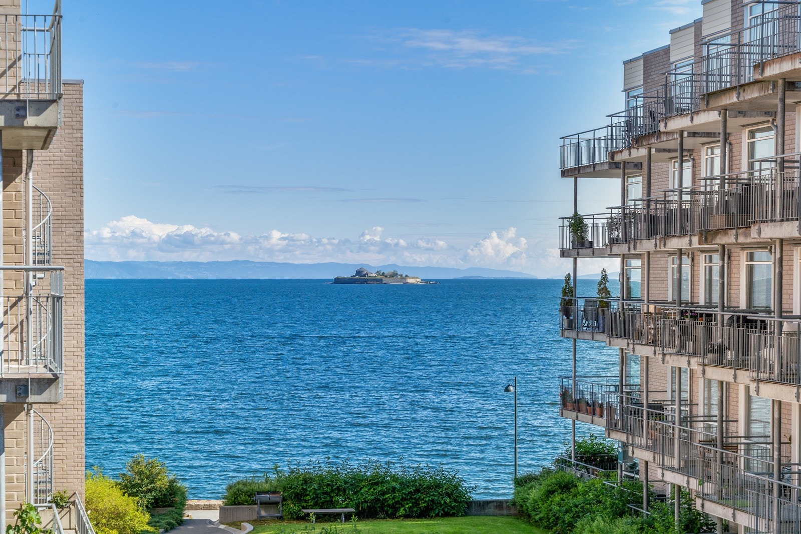 Velkommen til Mellomila 83 - En flott og innbydende 2-roms leilighet, med idyllisk beliggenhet i Ilsvika! Galleribilde