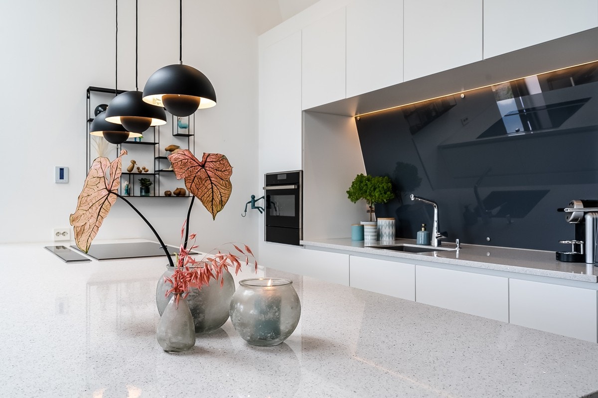 Kjøkkeninnredningen er spesialbygget til rommet og er av den danske kjøkkenprodusenten Multiform. Det er lagt stor vekt på smarte løsninger for hvitevarer og oppbevaring. Galleribilde