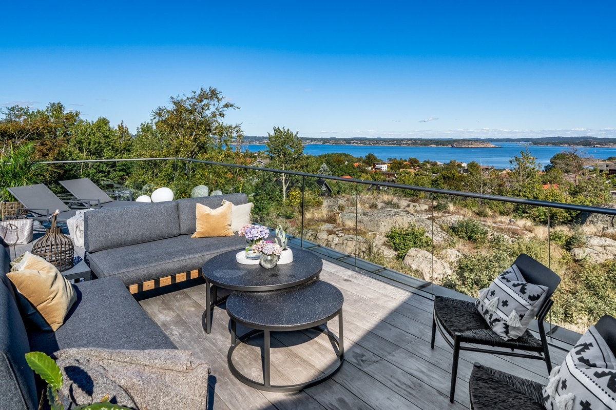 Takterrassen byr på rikelig med boltreplass med sine 37 kvm. Her har du herlig sol fra tidlig morgen og helt til den går ned i vest. Galleribilde