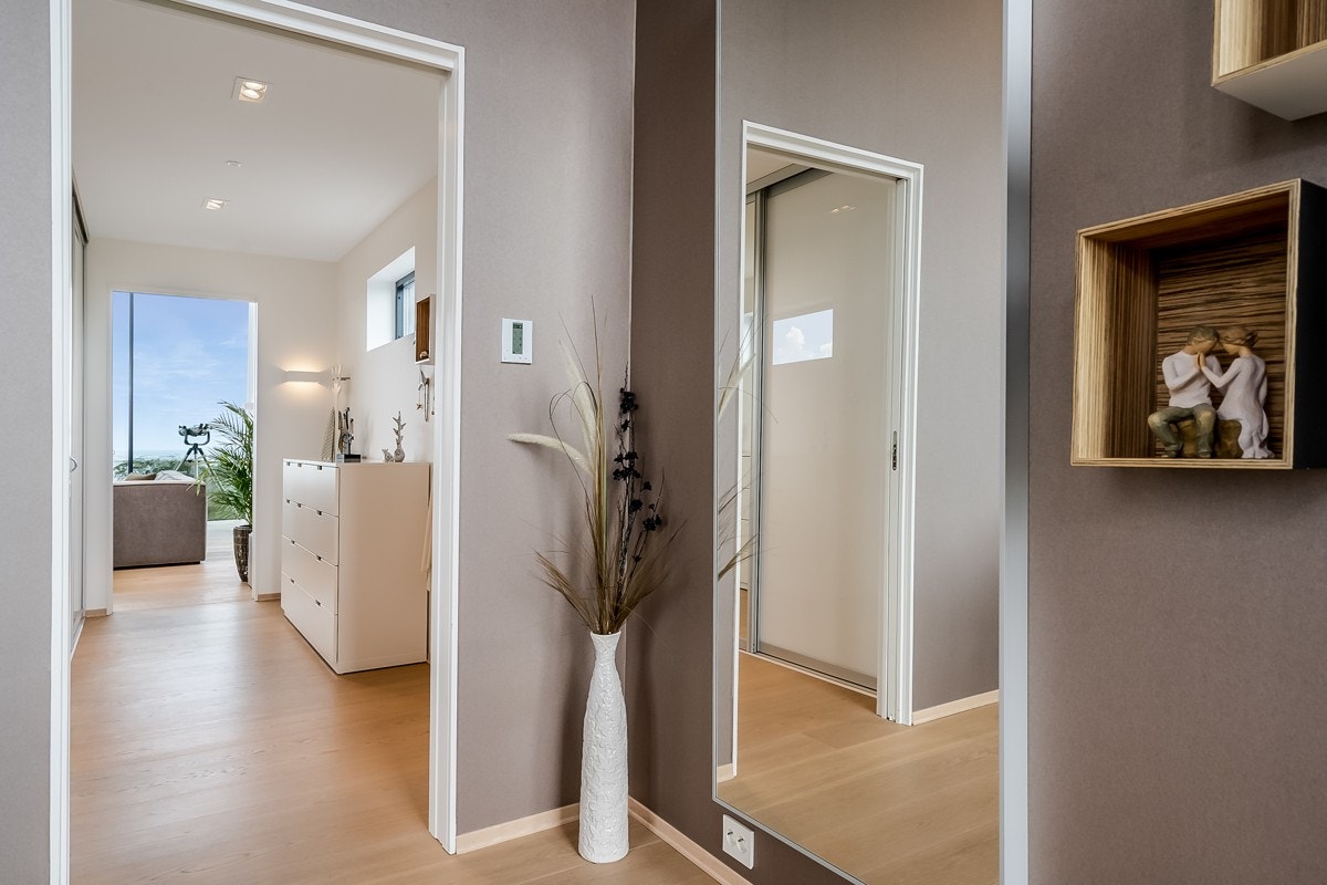 Fra stua i 2. etg. går du gjennom garderoberommet og inn på hovedsoverommet. I garderoberommet er det installert belysning med sensor som gjør at lyset tennes automatisk når man beveger seg i rommet. Galleribilde