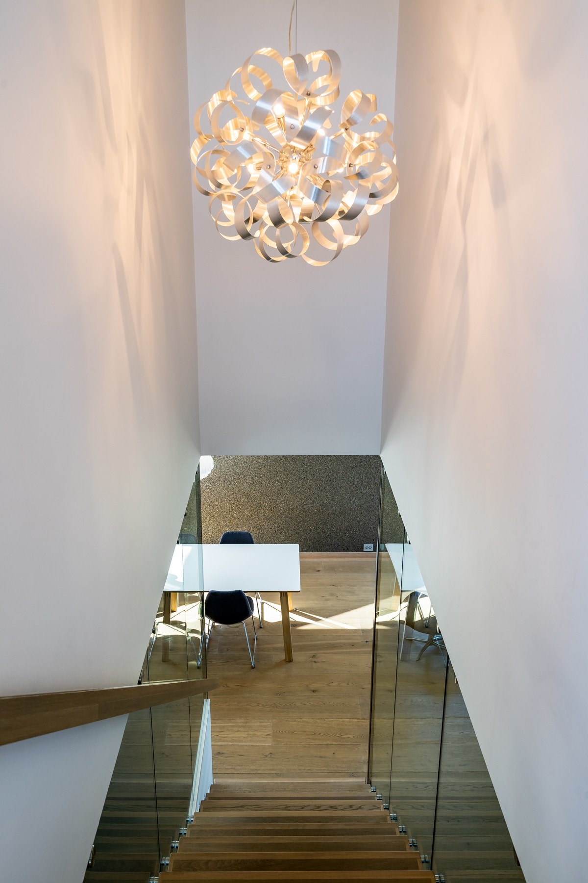 Boligen er utstyrt med dekorative designlamper. Galleribilde