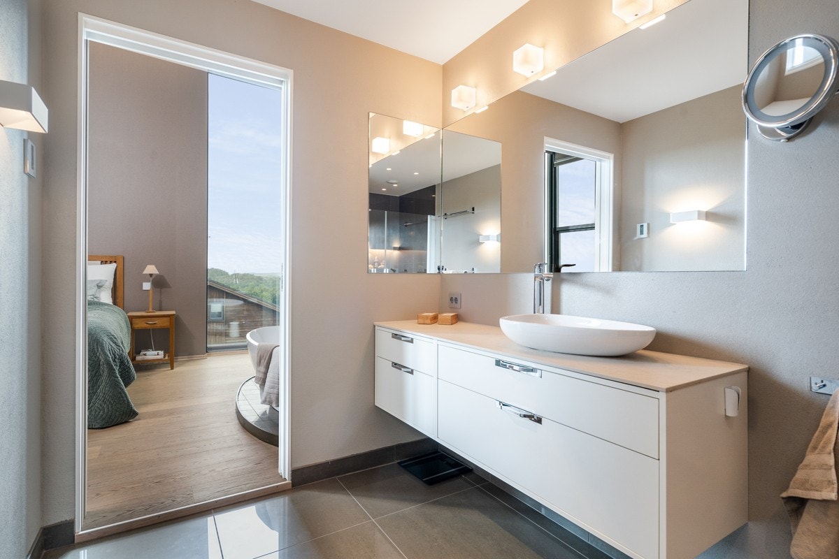 Innenfor soverommet er det ett fullverdig baderom - her har du alt du måtte trenge for en god start på dagen. Galleribilde