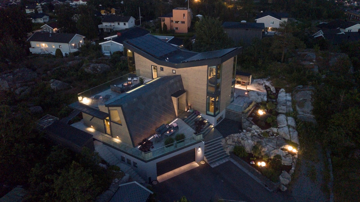 Når mørket faller forvandles eiendommen til ett vakkert smykke takket være utebelysningen. Galleribilde