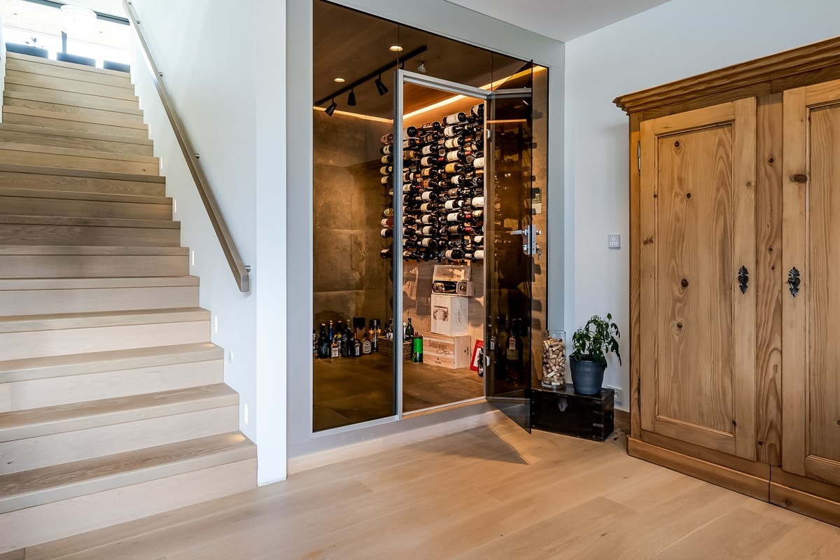 I boligens underetasje har man virkelig utnyttet plassen og tenkt ut gode løsninger. Her finnes det bla. et eget vinrom som sørger for optimale forhold for de edle dråpene. Galleribilde