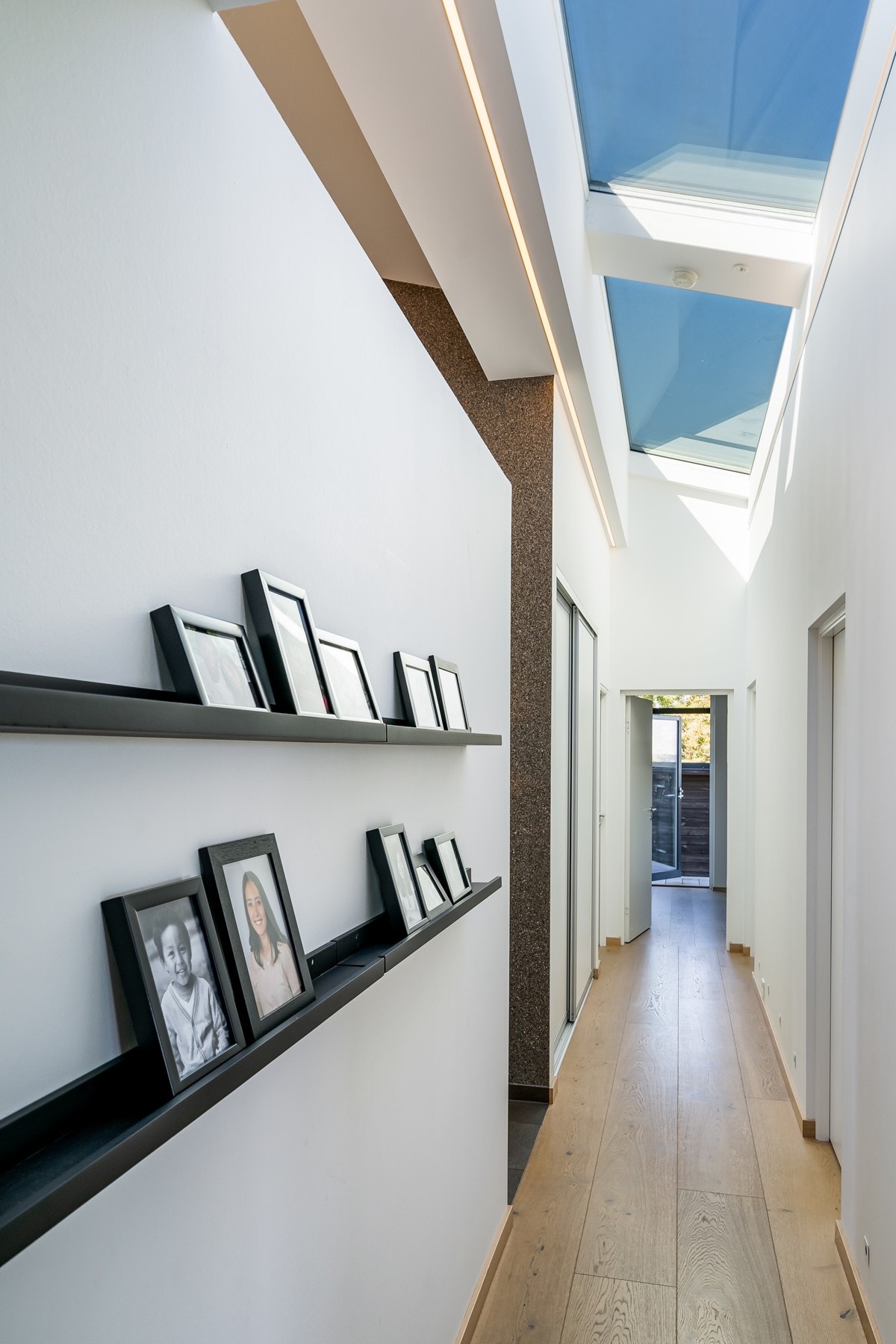 Gangen har belysning langs veggene, samt et stort og flott takvindu som strekker seg bortover gangen og sørger for at dagslyset slipper inn. Galleribilde