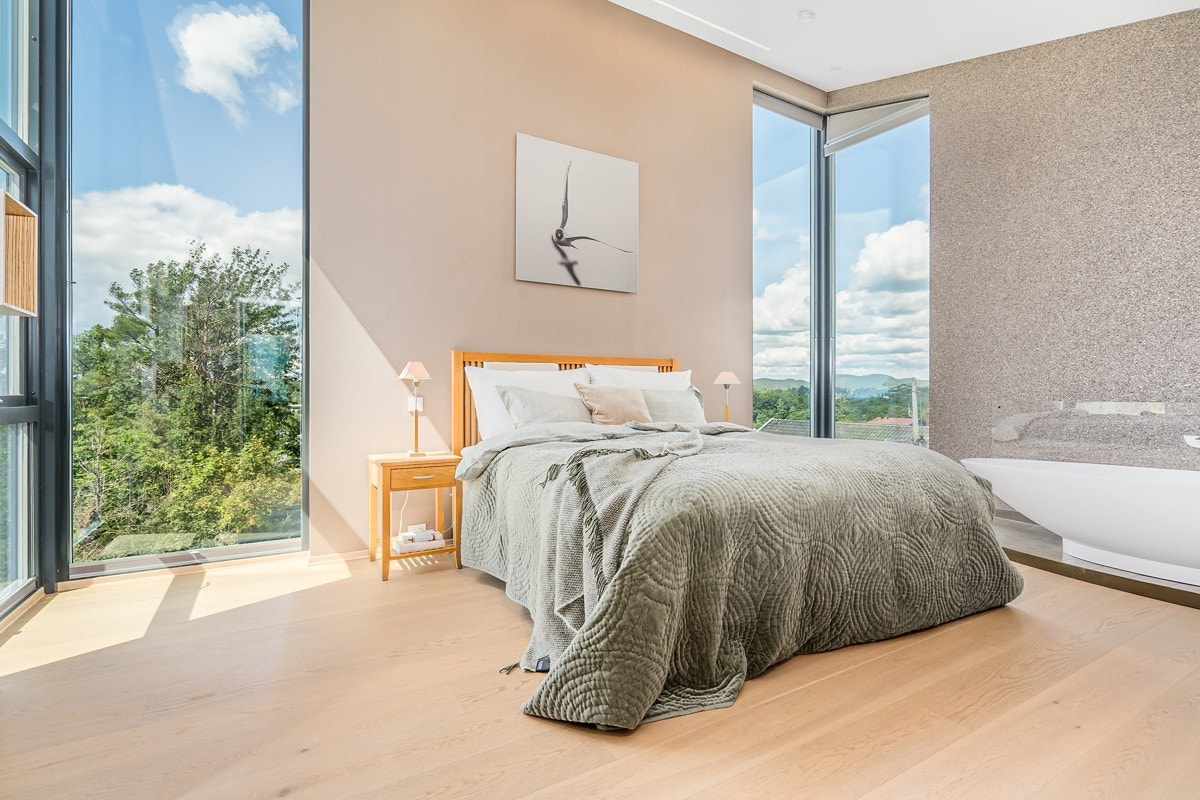 Hovedsoverom gir luksusfølelsen. De store vinduene har elektriske persienner som styres via panel ved nattbordet. Galleribilde