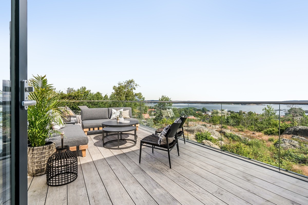 På den store terrassen mot nord er det god plass til utemøbler og ikke minst en fantastisk vakker utsikt. Galleribilde