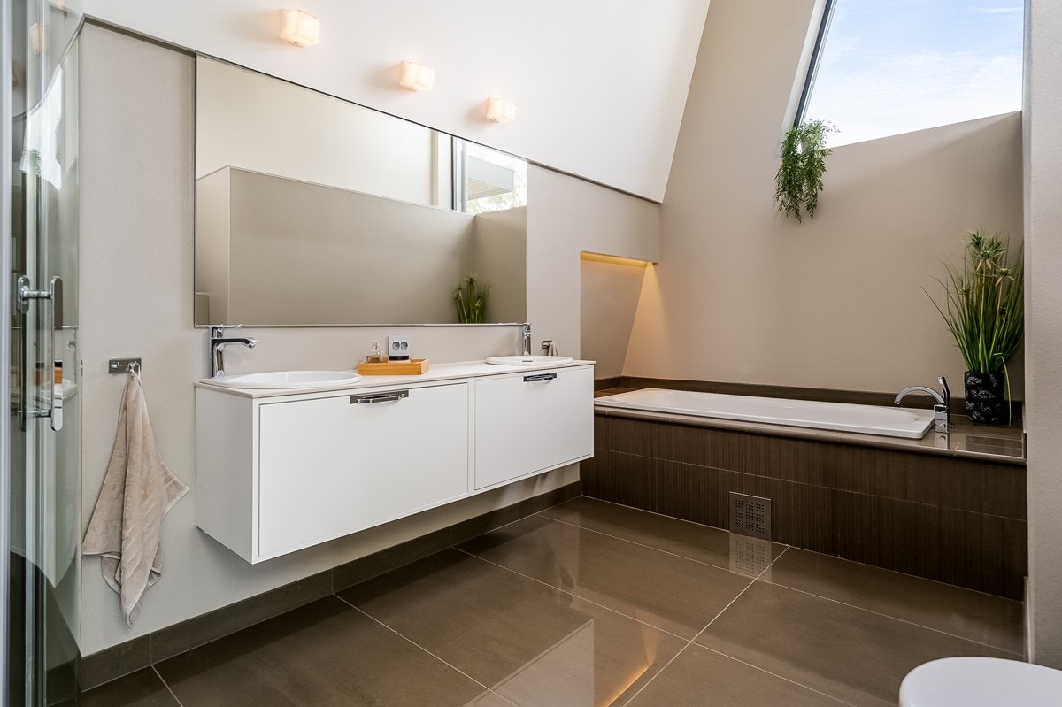 Lekkert baderom med toalett, dusj, servant med innredning og herlig badekar. Galleribilde