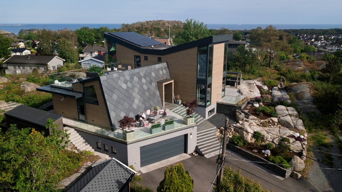 Bilen setter du i den store dobbelgarasjen - her er det god plass til 2 biler og direkte adkomst til resten av boligen slik at du aldri trenger å bli våt av regnet på vei inn. Galleribilde